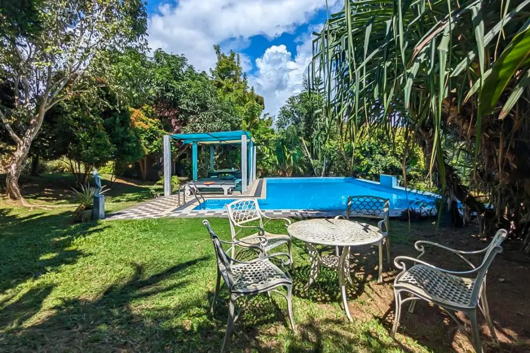 Vue de la villa privée à Hikkaduwa : piscine et vaste terrain clos dans la végétation