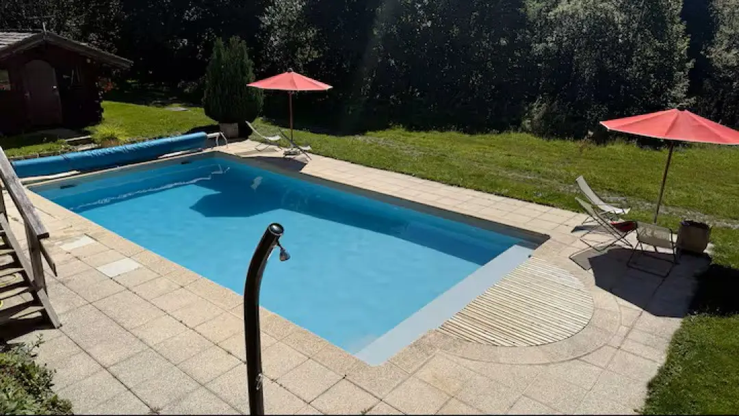 Farniente au bord de la piscine | Retraite 7 jours Shiatsu & Yoga en Savoie