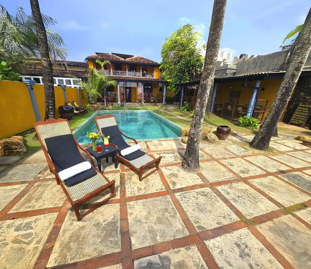 Vue sur la piscine d'eau douce et l'architecture de la Villa Kusum, partenaire exclusif, offrant un accès privilégié à une plage privée à Hikkaduwa