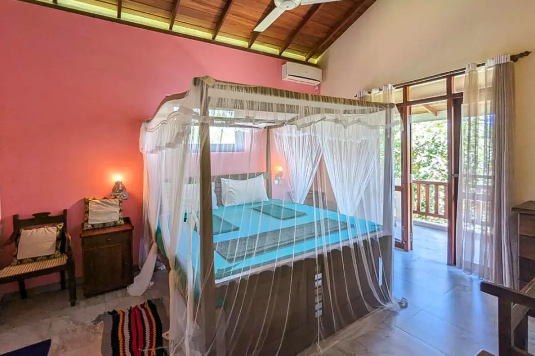 Vue de la chambre Cinnamom avec son balcon privatif et sa literie douillette - Kenzen retraite Sri Lanka