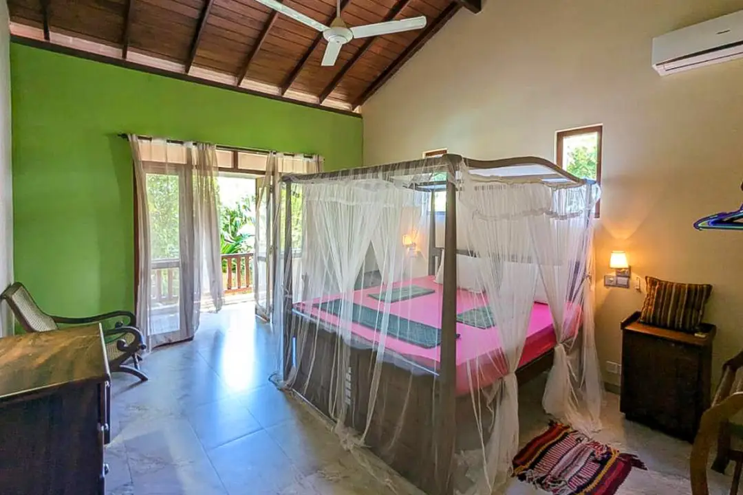 Vue de la chambre Cinnamom avec son balcon privatif et sa literie douillette - Kenzen retraite Sri Lanka