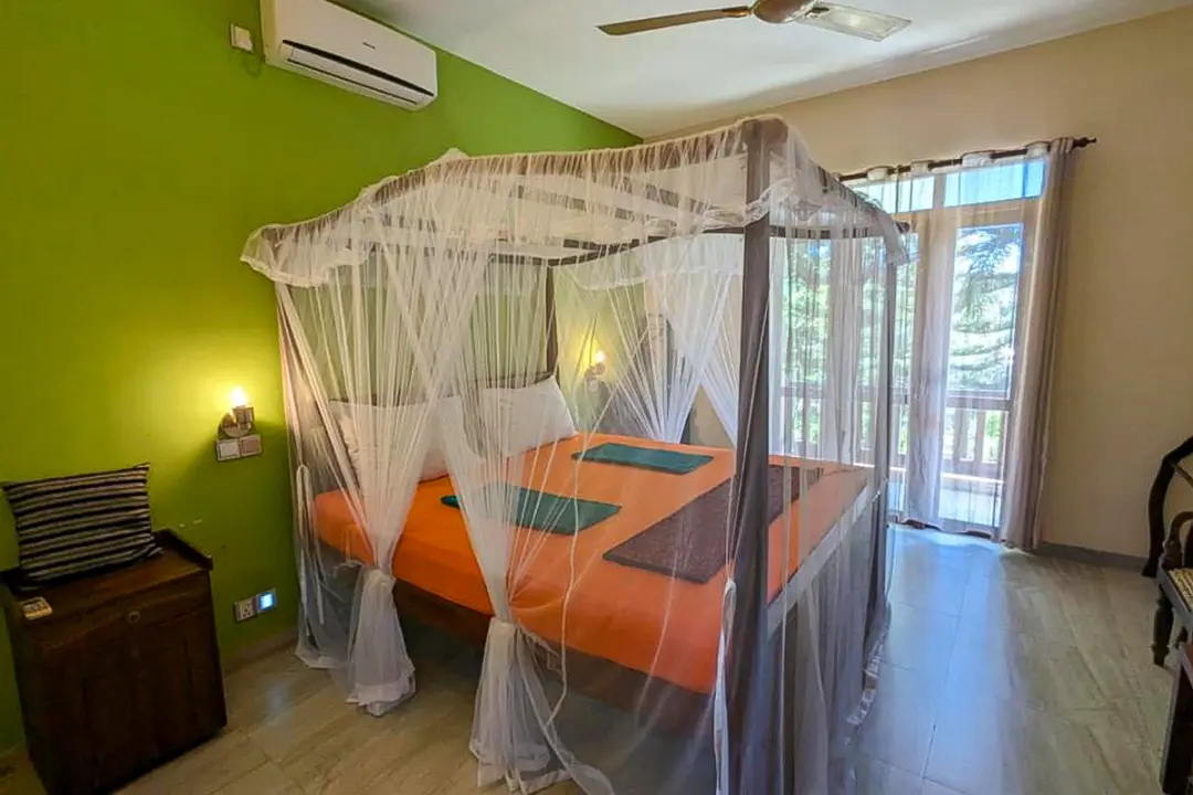 Chambre Cumin spacieuse avec balcon vue sur jardin pour retraite de yoga - hébergement Kenzen Sri Lanka