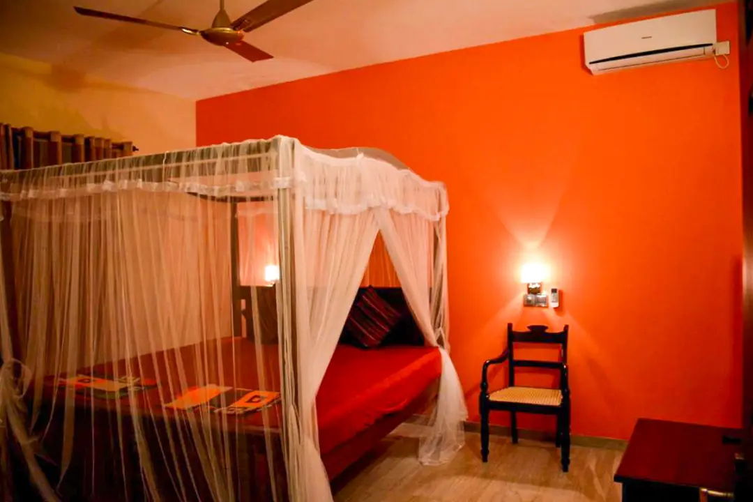 Chambre Chili climatisée avec grand lit double pour retraite de yoga Kenzen à Hikkaduwa au Sri Lanka