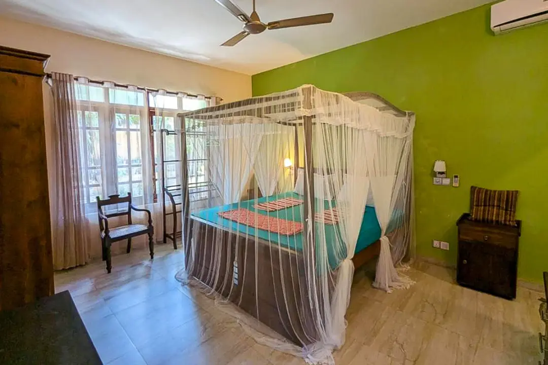 Chambre Cardamom confortable avec ventilateur plafond - hébergement bien-être pour retraite yoga Sri Lanka