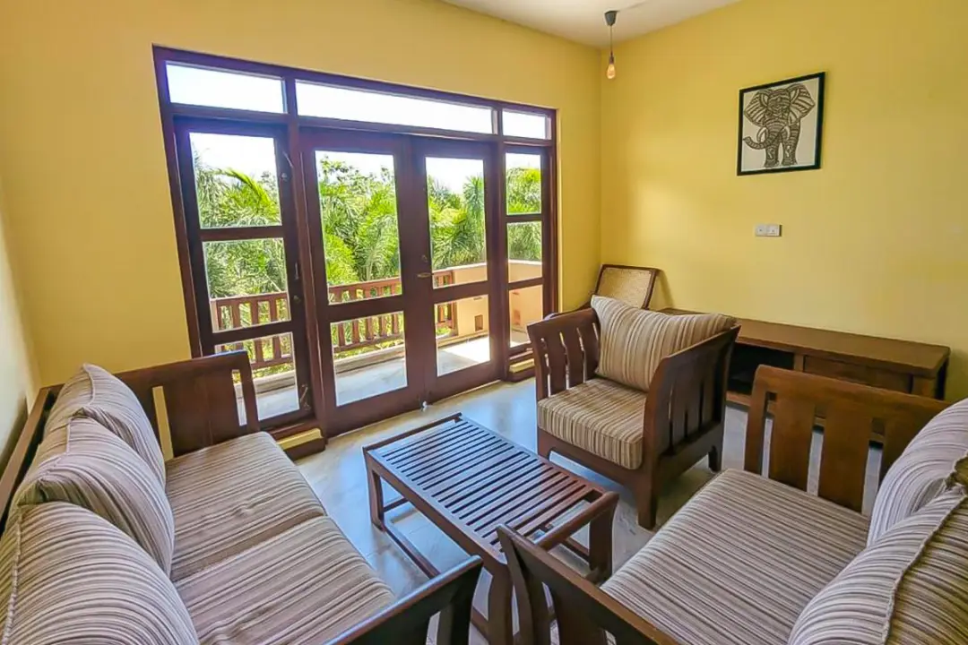 Salon du premier étage avec sofas confortables - espace de partage retraite yoga Kenzen Sri Lanka