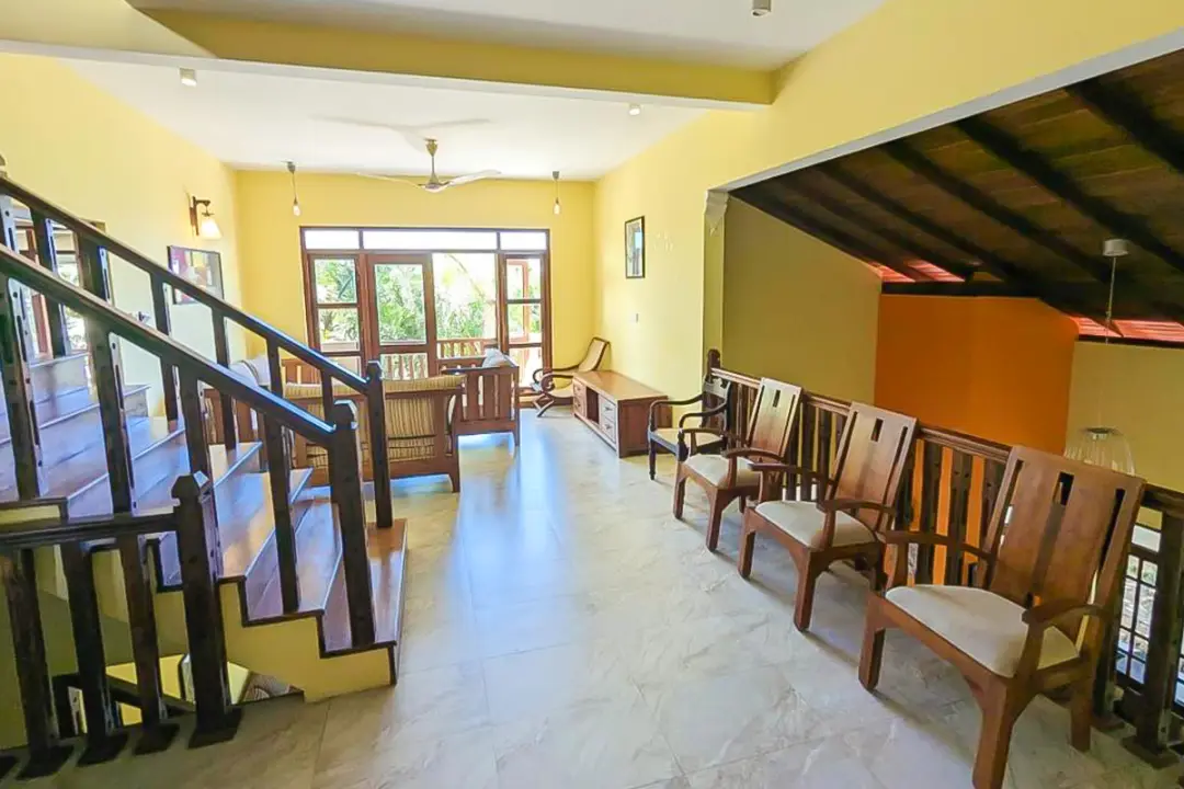 Coin salon lumineux à l'étage avec vue - détente entre deux séances de yoga Kenzen