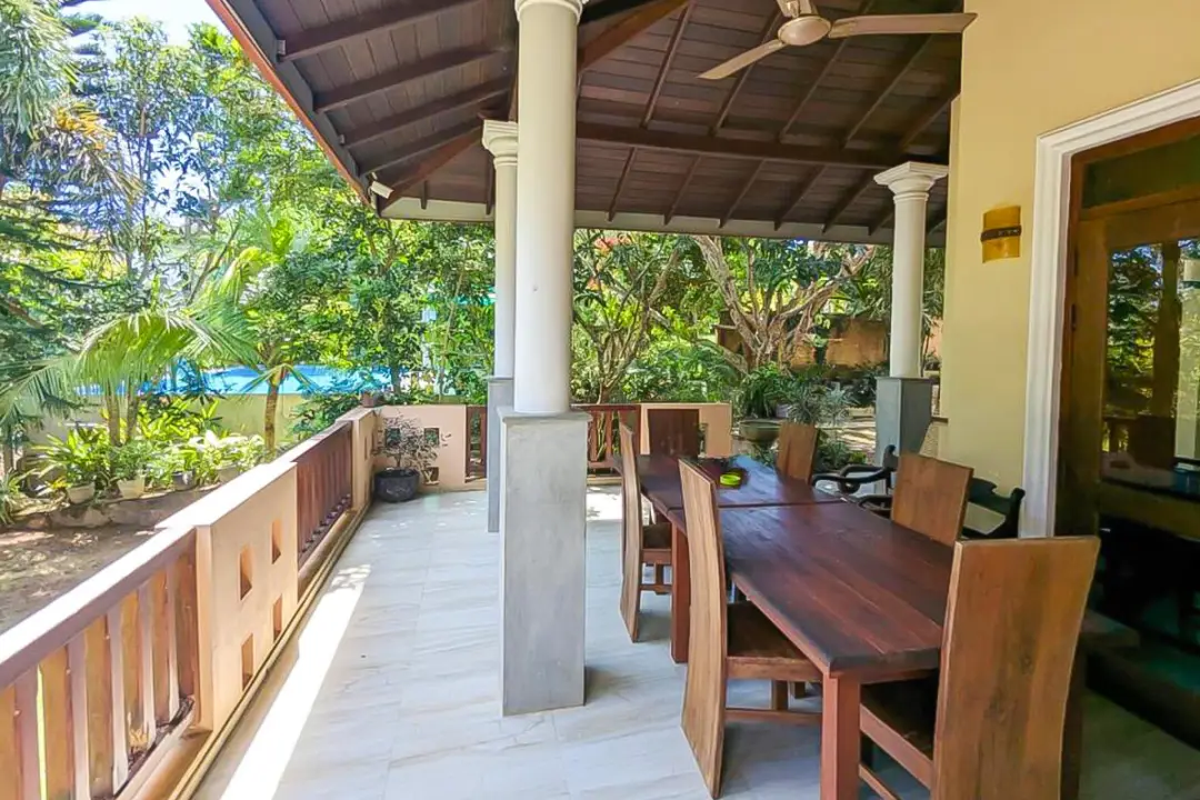 Grande terrasse couverte avec vue sur la piscine et le jardin - retraite de yoga Kenzen Hikkaduwa