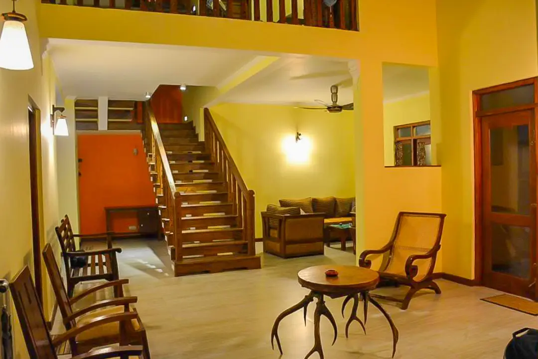 Salon du rez-de-chaussée avec canapés et télévision - espace commun villa retraite yoga Sri Lanka