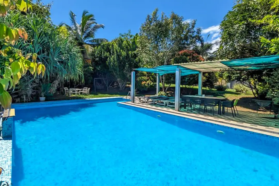 Eau turquoise de la piscine entourée de transats - espace détente retraite de yoga Kenzen Sri Lanka