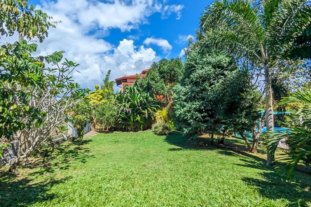Allée fleurie et végétation dense dans le jardin - retraite bien-être Kenzen Sri Lanka
