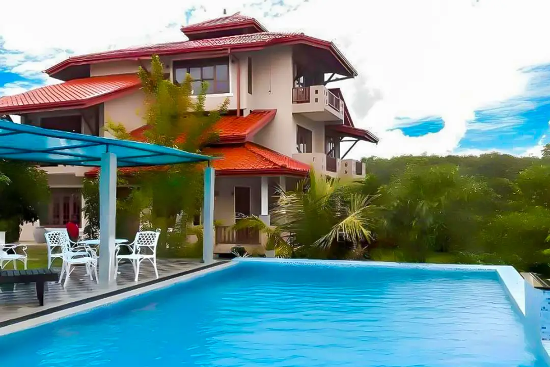 Eau turquoise de la piscine entourée de transats - espace détente retraite de yoga Kenzen Sri Lanka