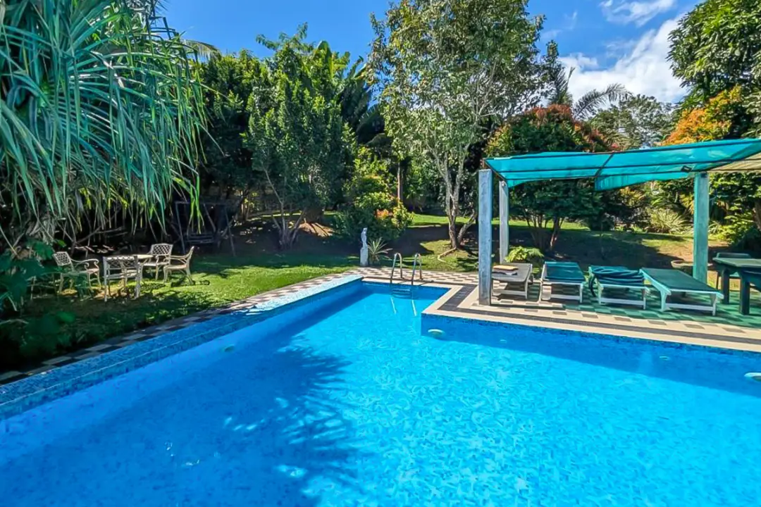 Piscine et transats au soleil pour se détendre après le yoga - retraite Kenzen Hikkaduwa Sri Lanka