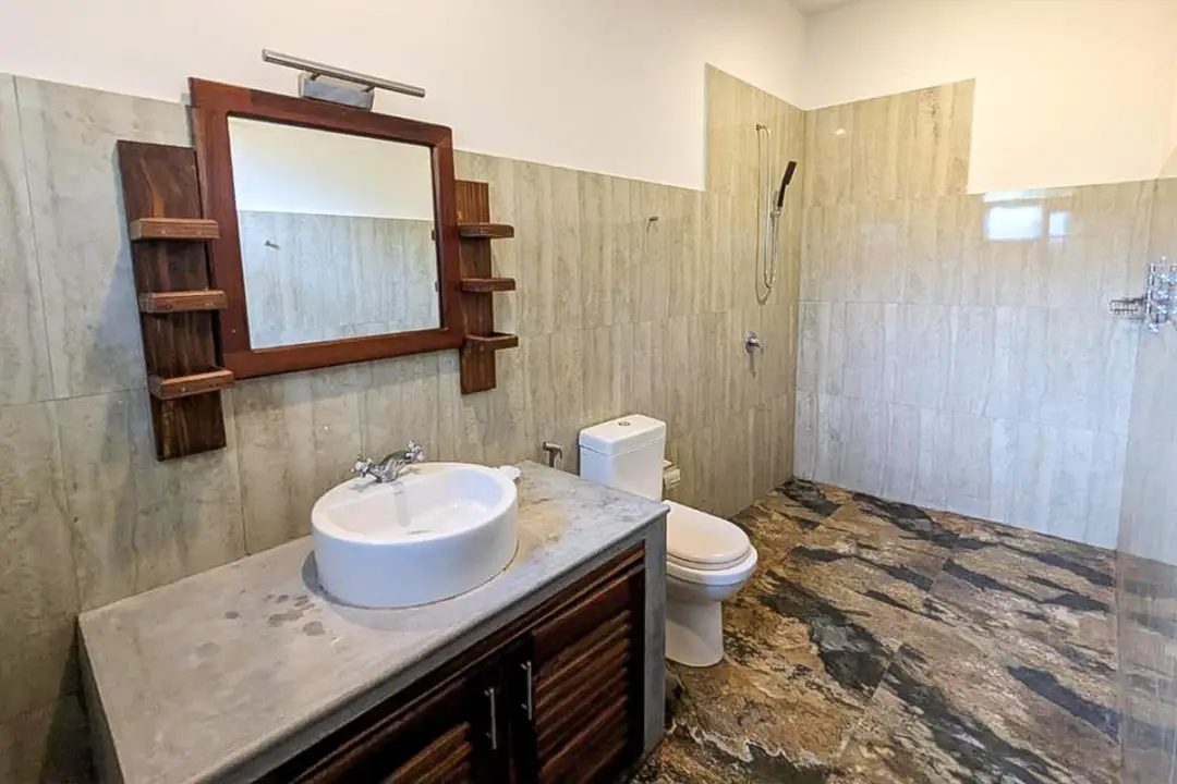 Douche et toilettes dans la salle de bain de la chambre Cardamom - villa Kenzen Hikkaduwa
