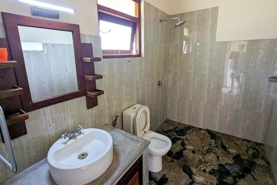 Salle de bain privative moderne avec douche de la chambre Chili - hébergement retraite de yoga Sri Lanka Kenzen