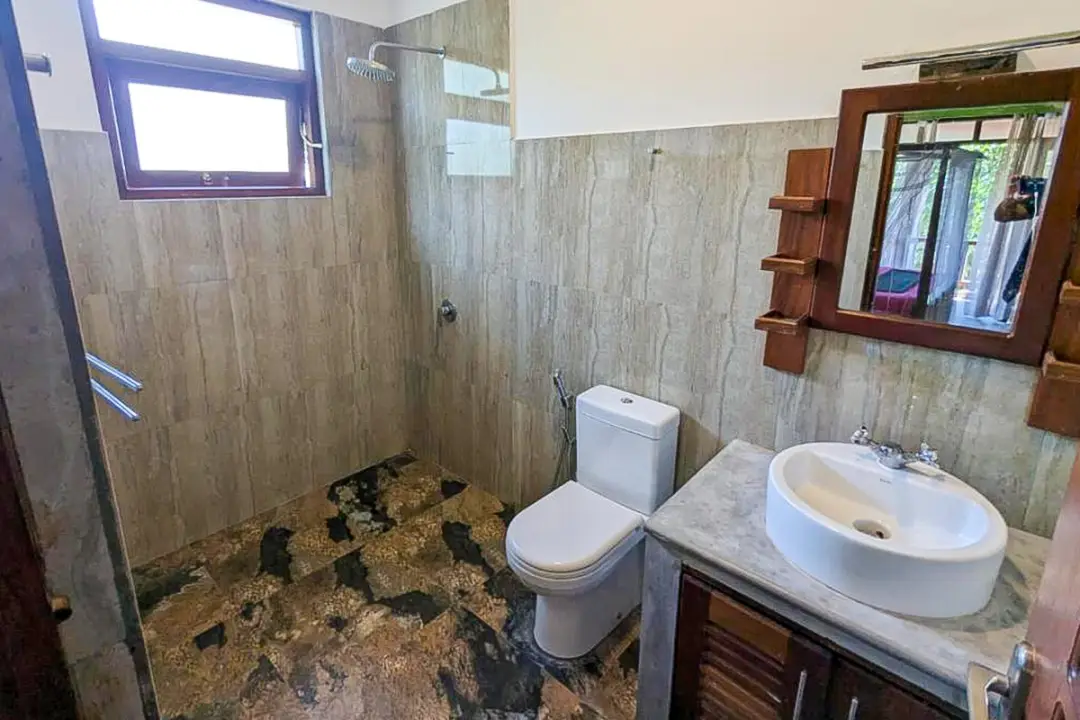 Espace douche moderne de la chambre Cinnamom - salle de bain privative villa Kenzen Hikkaduwa