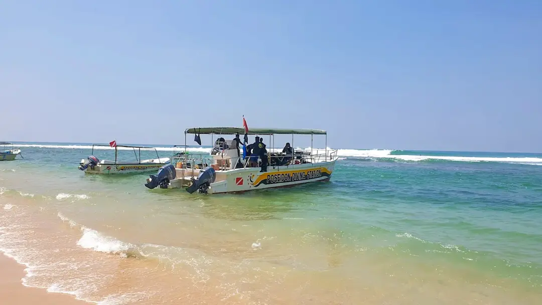 Préparation joyeuse pour une session de plongée sur la plage de Hikkaduwa, dans le cadre d'un séjour multi-activités.