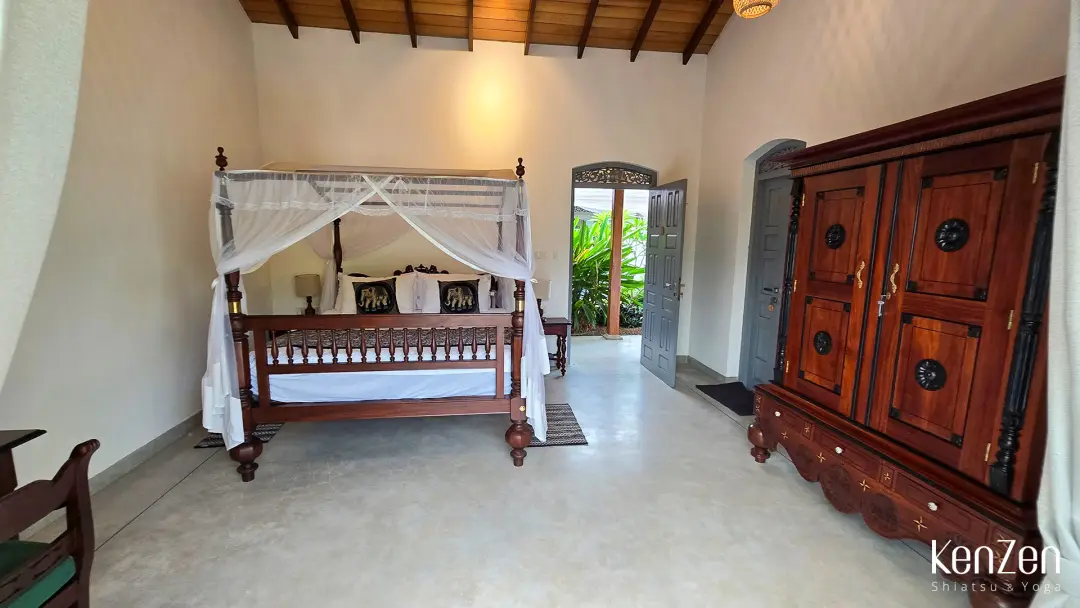 Confort de la chambre Hibiscus : climatisation, lit king-size et espace rangement intégré.