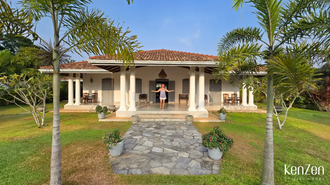 Entrée et façade de la villa sri-lankaise typique, cadre paisible pour un séjour bien-être