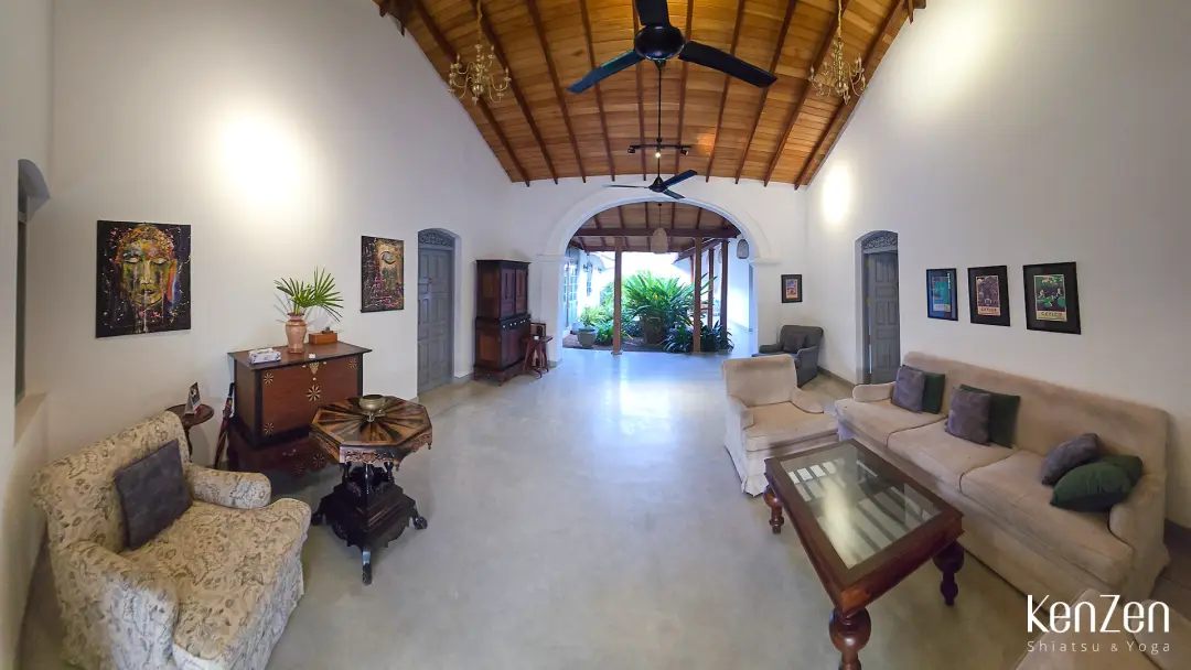 Salon principal spacieux et lumineux de la villa, avec décoration sri-lankaise et mobilier confortable