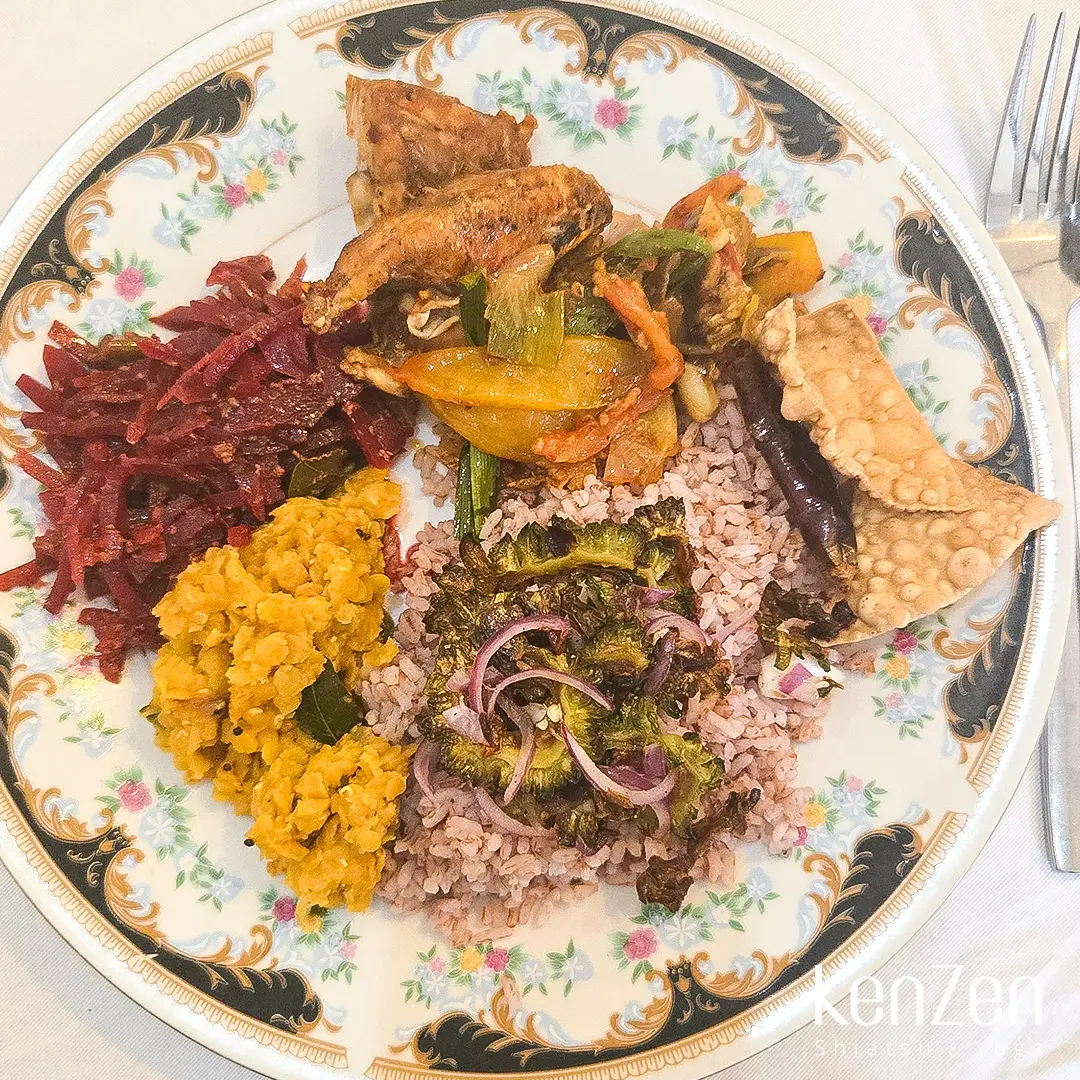 Assiette de curry de poulet, riz et légumes, exemple de la gastronomie savoureuse et épicée du Sri Lanka.