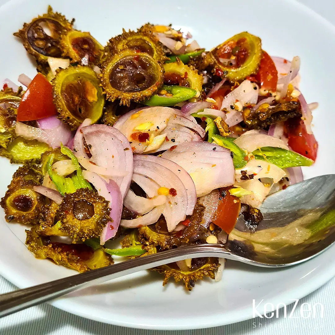 Buffet coloré de cuisine sri-lankaise traditionnelle, préparé avec des produits frais locaux, lors du séjour à Hikkaduwa.