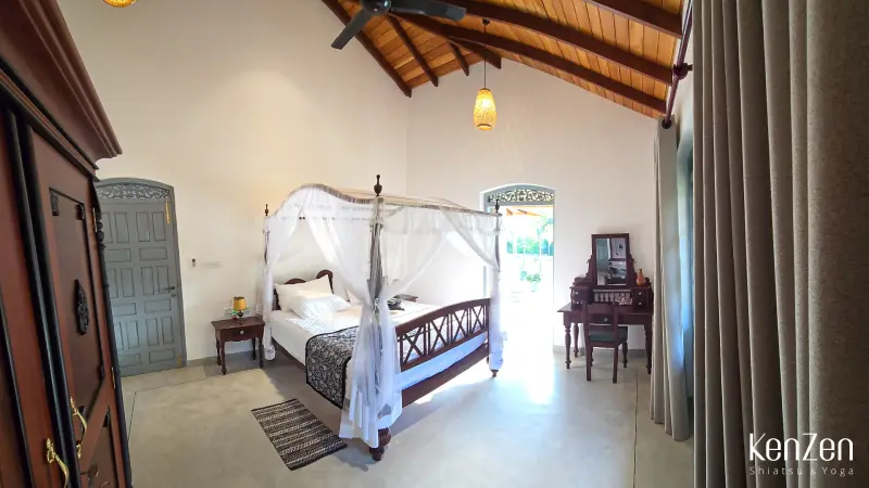 Suite Lotus, ambiance zen et apaisante avec tons clairs, idéale pour la relaxation et le yoga personnel.