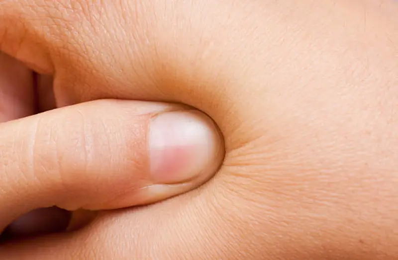 Do In : Pression sur le point n°4 du méridien gros intestin