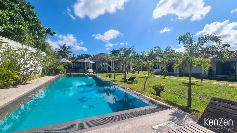 Piscine extérieure privée de la villa à Hikkaduwa, entourée de transats et de végétation tropicale