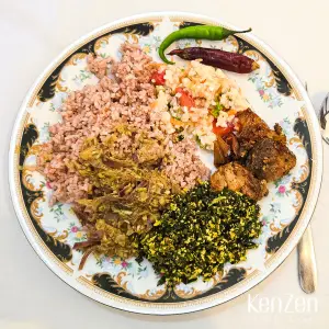 Assiette de curry de poisson frais, riz et légumes, exemple de la gastronomie savoureuse et épicée du Sri Lanka.