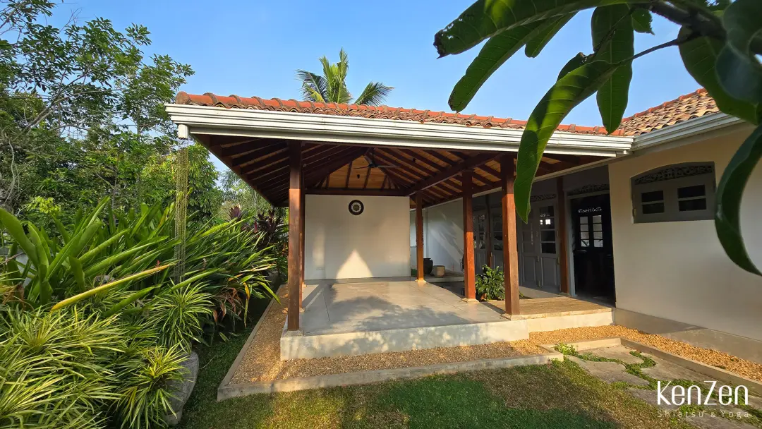 Terrasse de yoga couverte face à la nature, équipée de tapis pour les séances quotidiennes | KenZen Shiatsu et Yoga