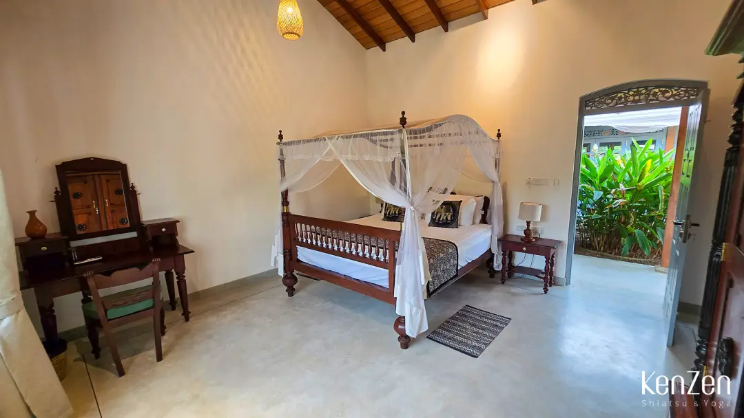 Chambre Hibiscus, 40m² lumineux dans le bâtiment principal, avec terrasse privative vue jardin. | KenZen Shiatsu et Yoga