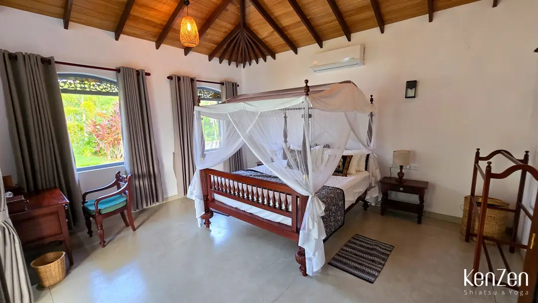 Terrasse privative de la chambre Paradis avec vue directe sur la piscine et le jardin tropical. | KenZen Shiatsu et Yoga