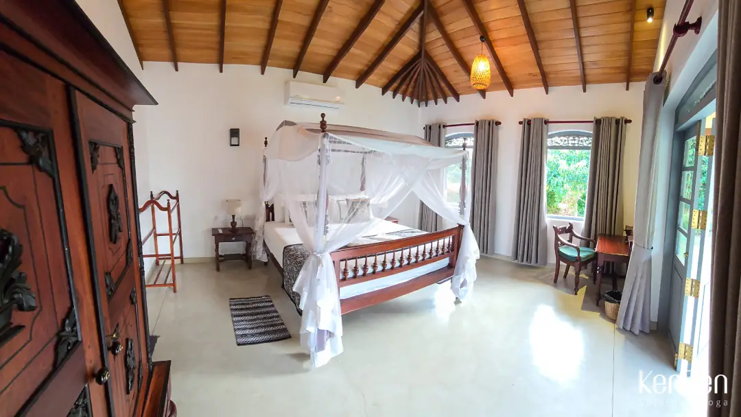 Suite Jasmin, chambre lumineuse et parfumée aux tons doux, inspirée par la fleur nationale du Sri Lanka. | KenZen Shiatsu et Yoga