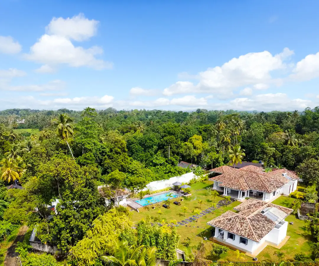 Vue aérienne de la villa privée à Hikkaduwa : deux bâtiments, piscine et vaste terrain clos dans la végétation | KenZen Shiatsu et Yoga