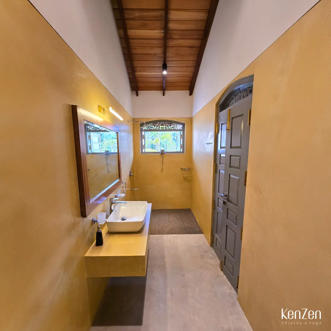 Salle de bain privative spacieuse et lumineuse de la suite Orchidée, avec douche et vasque.