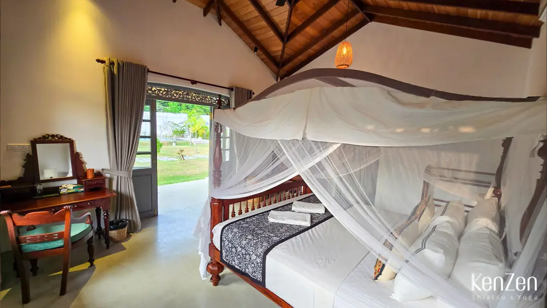 Décoration épurée et élégante de la suite Jasmin, créant une atmosphère de pureté et de tranquillité.