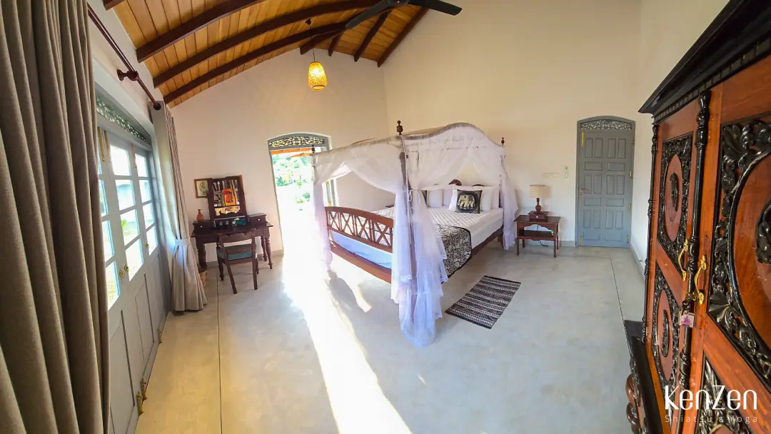 Suite Orchidée spacieuse (chambre + SdB de 12m²) dans le bâtiment principal, ambiance élégante et épurée. | KenZen Shiatsu et Yoga