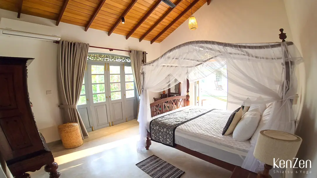 Vue sur la piscine depuis la terrasse privative de la suite Orchidée, cadre paisible pour la méditation. | KenZen Shiatsu et Yoga