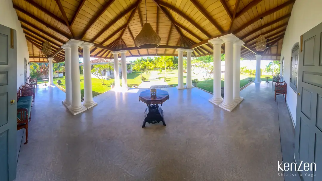 Toit traditionnel et architecture sri-lankaise caractéristique de la villa d'hébergement | KenZen Shiatsu et Yoga