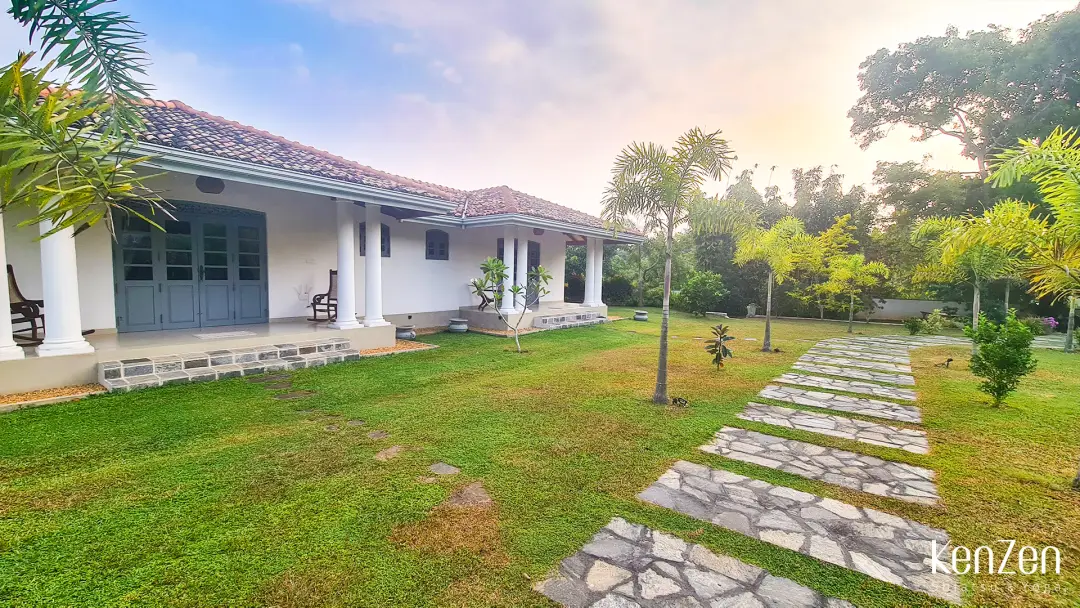Allée menant à la villa à travers un écrin de verdure, à 5 minutes des plages d'Hikkaduwa | KenZen Shiatsu et Yoga