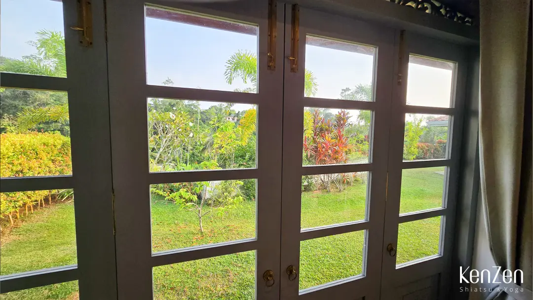 Décoration raffinée et literie de qualité dans la suite Orchidée, pour un sommeil réparateur. | KenZen Shiatsu et Yoga