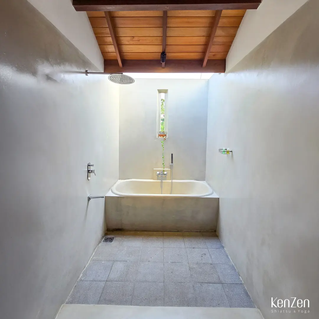 Baignoire à ciel ouvert et douche spacieuse dans la salle de bain de la suite Jasmin, avec rangements intégrés. | KenZen Shiatsu et Yoga