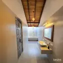 Salle de bain privative de la suite Paradis avec baignoire à ciel ouvert sur la nature, pour un bain étoilé. | KenZen Shiatsu et Yoga