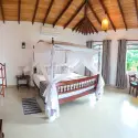 Suite Jasmin, chambre lumineuse et parfumée aux tons doux, inspirée par la fleur nationale du Sri Lanka. | KenZen Shiatsu et Yoga