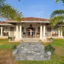 Entrée et façade de la villa sri-lankaise typique, cadre paisible pour un séjour bien-être | KenZen Shiatsu et Yoga