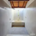 Baignoire à ciel ouvert et douche spacieuse dans la salle de bain de la suite Jasmin, avec rangements intégrés. | KenZen Shiatsu et Yoga